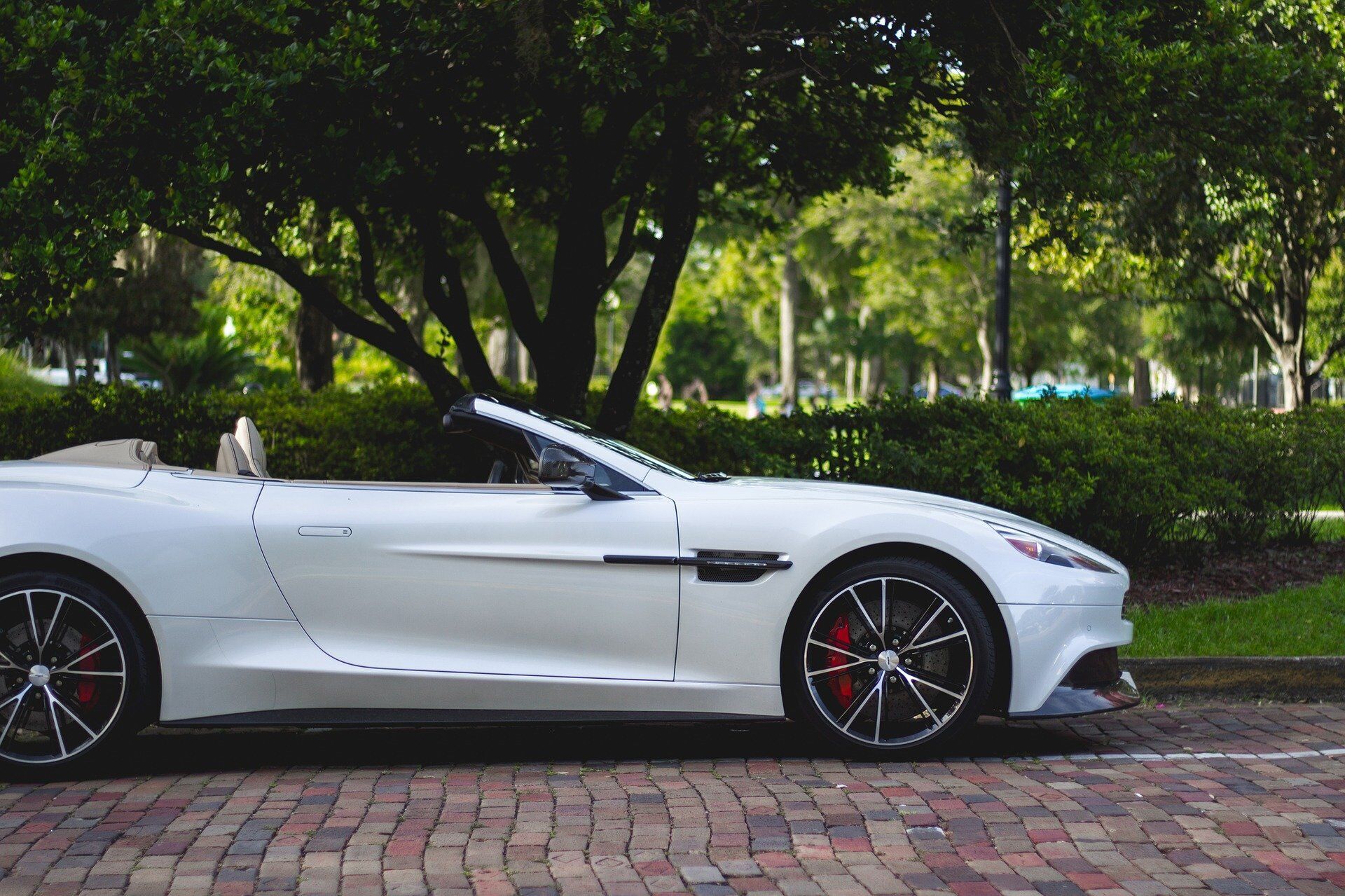 A <br />Modern <br /> Luxury <br />Marketing <br />Agency